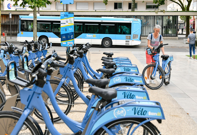 Vélo en libre service place de la Brèche