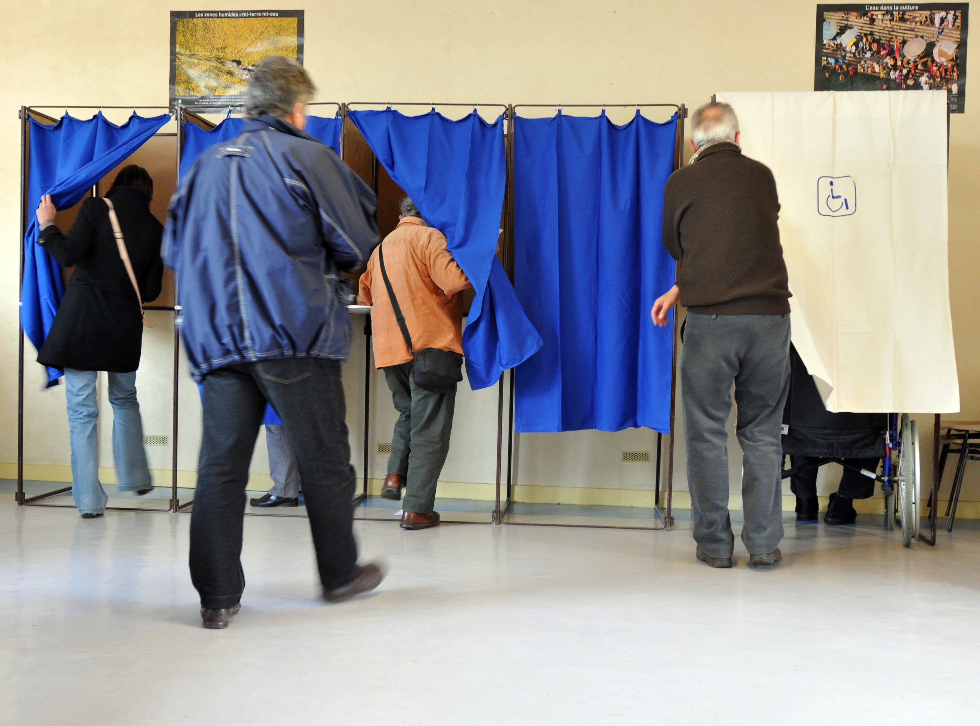 Personnes se dirigeant vers l'isoloir pendant des élections