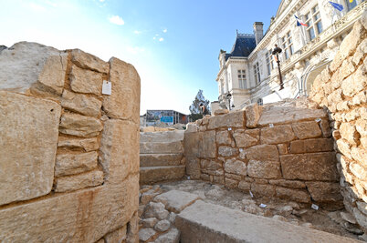 Fouilles archeologiques place Martin-Bastard - Agrandir l'image 103 sur [117], fenêtre modale