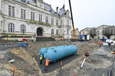 Pose des citernes de récuperation des eaux pluviales, place Martin-Bastard. - Agrandir l'image 85 sur [117], fenêtre modale
