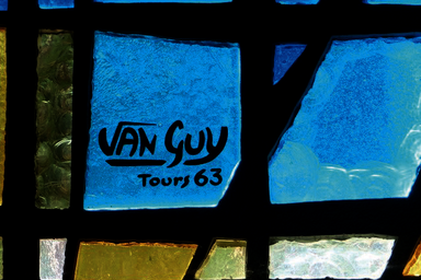 Visite guidée des vitraux en dalle de verre de l’église Saint-André