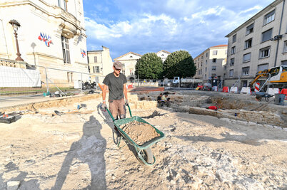Fouilles archeologiques place Martin-Bastard - Agrandir l'image 102 sur [117], fenêtre modale