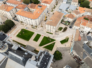 Place Martin-Bastard. - Agrandir l'image 34 sur [117], fenêtre modale