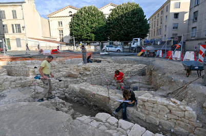Fouilles archeologiques place Martin-Bastard - Agrandir l'image 104 sur [117], fenêtre modale
