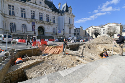 Fouilles archeologiques place Martin-Bastard - Agrandir l'image 115 sur [117], fenêtre modale