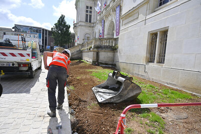 Au pied de l'hôtel de ville. - Agrandir l'image 43 sur [117], fenêtre modale