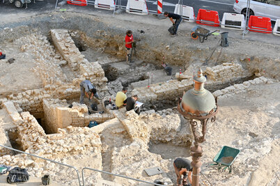 Fouilles archeologiques place Martin-Bastard - Agrandir l'image 100 sur [117], fenêtre modale