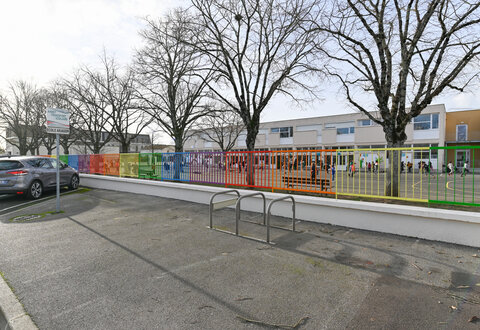 Barriere de l?ecole primaire Louis Aragon