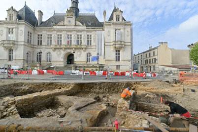 Fouilles archeologiques place Martin-Bastard - Agrandir l'image 113 sur [117], fenêtre modale