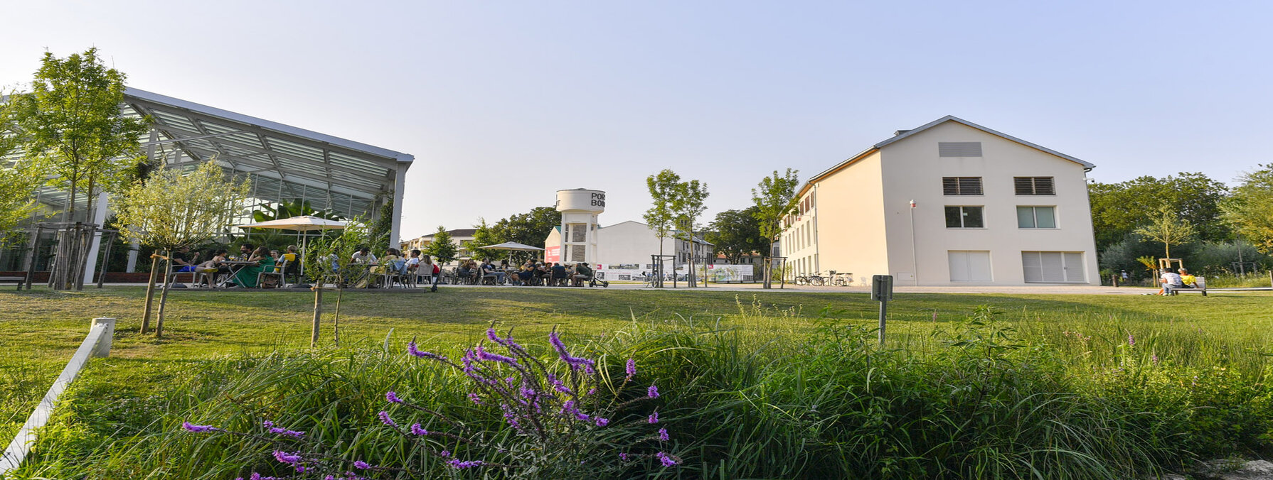 Vue generale de Port Boinot avec du monde en terrasse du bar associatif l?Ilot Sauvage