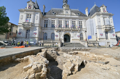 Fouilles archeologiques place Martin-Bastard - Agrandir l'image 111 sur [117], fenêtre modale