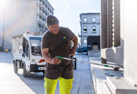 agent du service municipal de la propreté urbaine © A Giraud