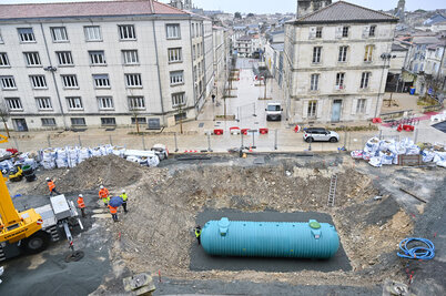 Pose des citernes de récuperation des eaux pluviales, place Martin-Bastard. - Agrandir l'image 86 sur [117], fenêtre modale