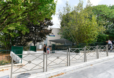 Parvis pieton a l?ecole Pierre de Coubertin. Fin de journee a l?ecole elementaire.