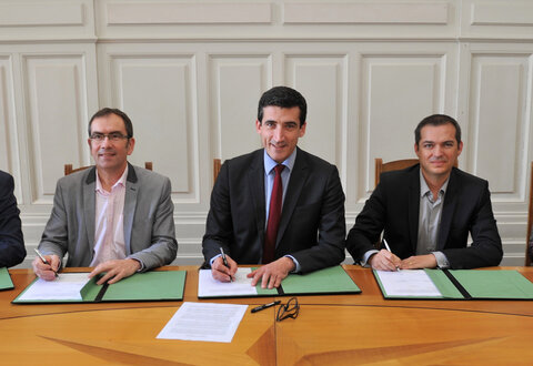 Signature de la charte par Jérôme Baloge, maire de Niort, et les représentants des quatre opérateurs : de gauche à droite, Julien Groleau pour Bouygues Télécom, Bruno Lévèque pour Orange, Guilllaume Faure pour SFR et Catherine Gabay pour Free Mobile. © Bruno Derbord