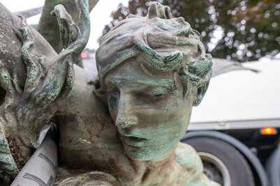 Depose de la statue - Agrandir l'image 57 sur [118], fenêtre modale