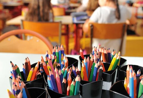 Photo de pots de crayon avec élèves en fond © Bruno Derbord Ville de Niort