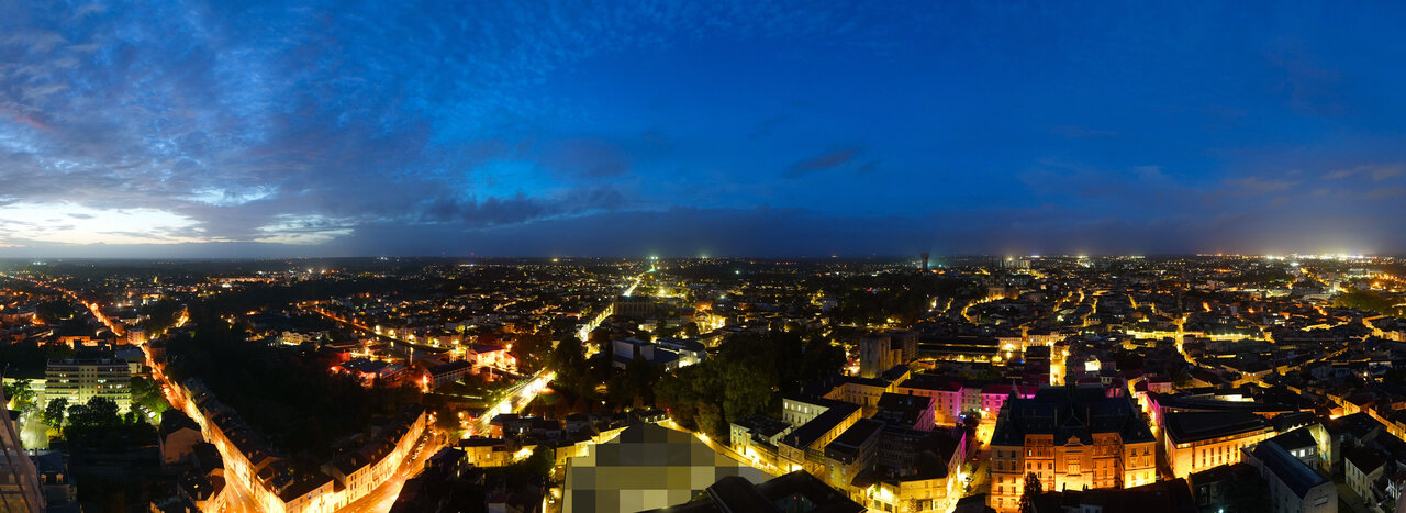 Vue aérienne de Niort de nuit
