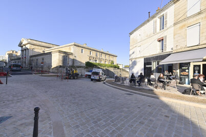 Place des Tribunaux. - Agrandir l'image 32 sur [117], fenêtre modale