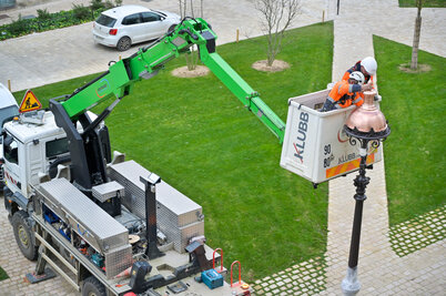 Devant l'hôtel de ville - Agrandir l'image 16 sur [117], fenêtre modale