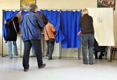 Personnes se dirigeant vers l'isoloir pendant des élections