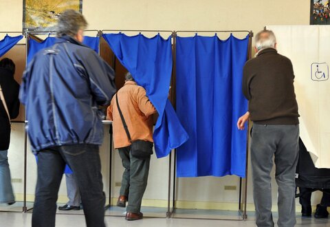 Personnes se dirigeant vers l'isoloir pendant des élections
