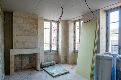 Le bâtiment à l'angle de la place de Strasbourg et de la rue Pluviault. - Agrandir l'image 20 sur [118], fenêtre modale