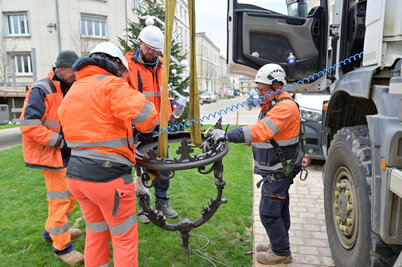 Devant l'hôtel de ville - Agrandir l'image 18 sur [117], fenêtre modale