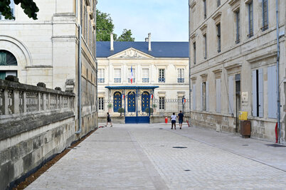 Rue de la Prefecture et rue Du Guesclin reamenagees - Agrandir l'image 106 sur [117], fenêtre modale