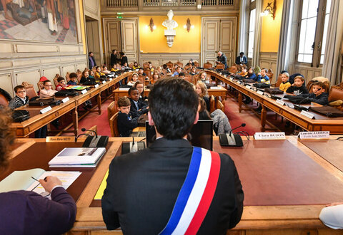 Investiture du nouveau conseil municipal enfants en présence du Maire © Darri