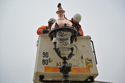 Devant l'hôtel de ville - Agrandir l'image 15 sur [117], fenêtre modale