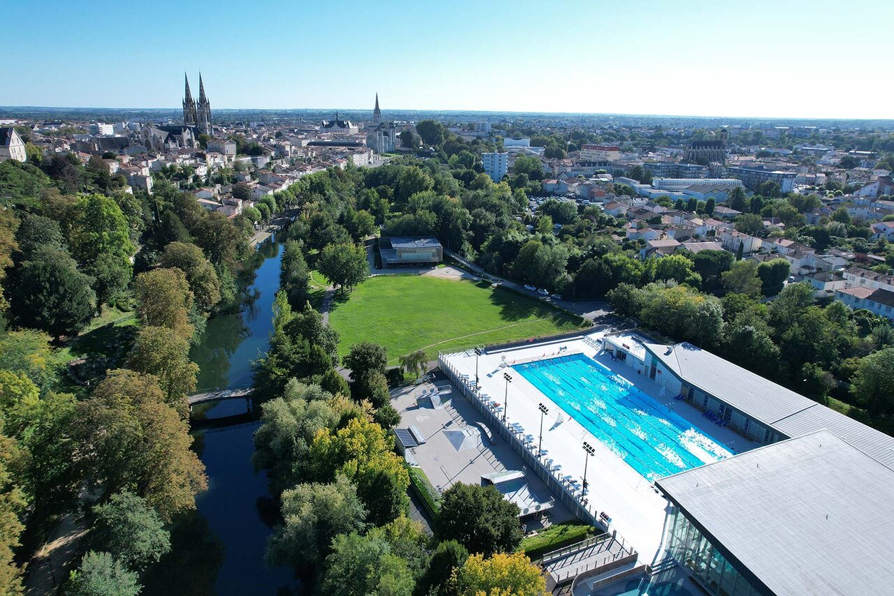 Vue aérienne de Niort et de la piscine de Pré-Leroy