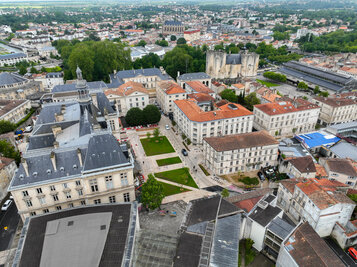 Place Martin Bastard. - Agrandir l'image 49 sur [117], fenêtre modale