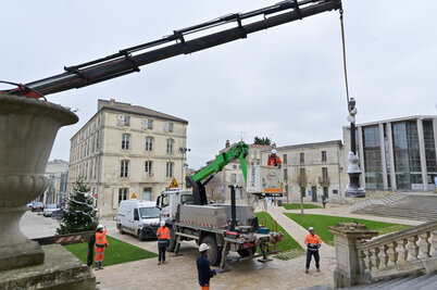 Candelabres perron de l?hotel de ville - Agrandir l'image 19 sur [117], fenêtre modale