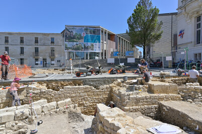 Fouilles archeologiques place Martin-Bastard - Agrandir l'image 107 sur [117], fenêtre modale