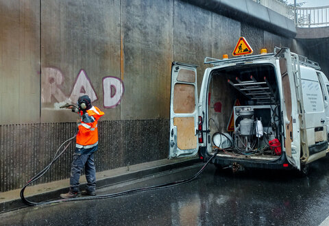 Personne en train d'effacer un tag