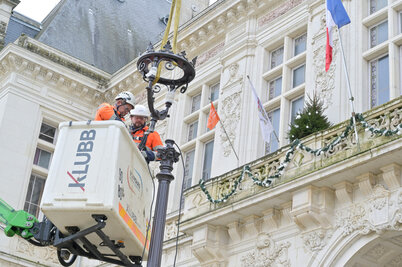 Devant l'hôtel de ville - Agrandir l'image 17 sur [117], fenêtre modale