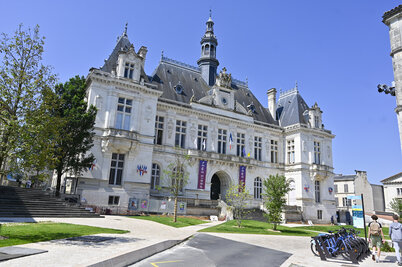 Place Martin-Bastard. - Agrandir l'image 45 sur [117], fenêtre modale